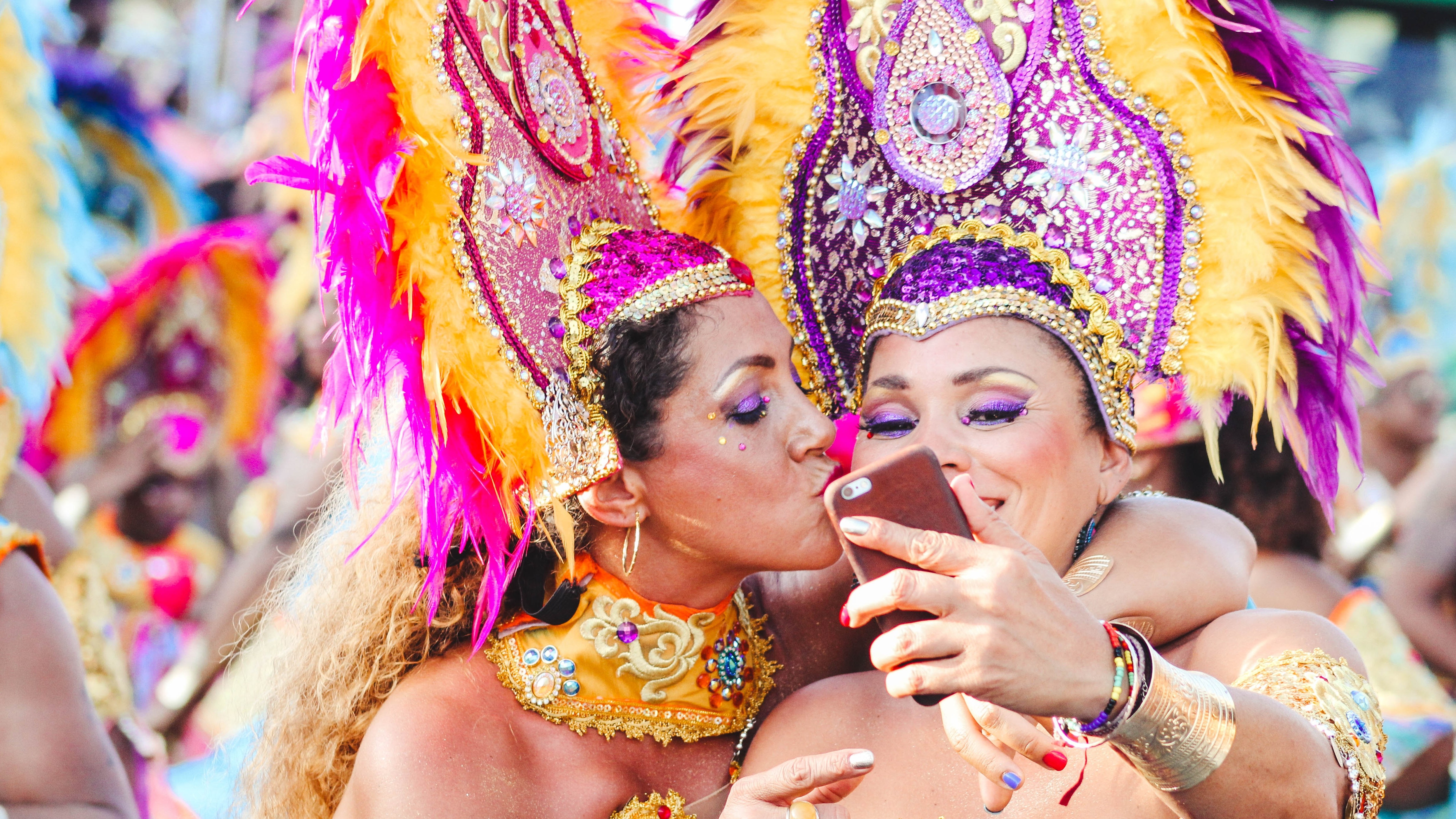 Zwei Frauen an Karneval machen ein Selfie